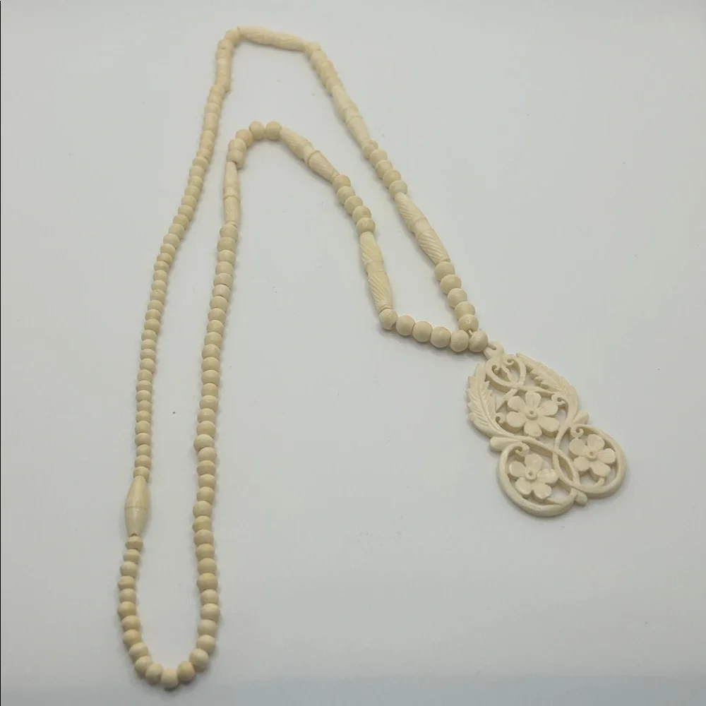 1950’s Vintage Bone Carved Floral Pendant Necklace